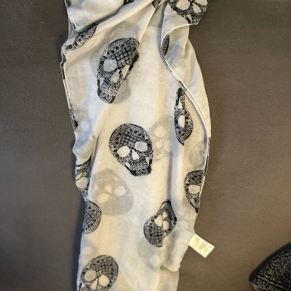 H&M Skull Scarf wrap around.. 75x15 1/2 - Picture 8 of 9